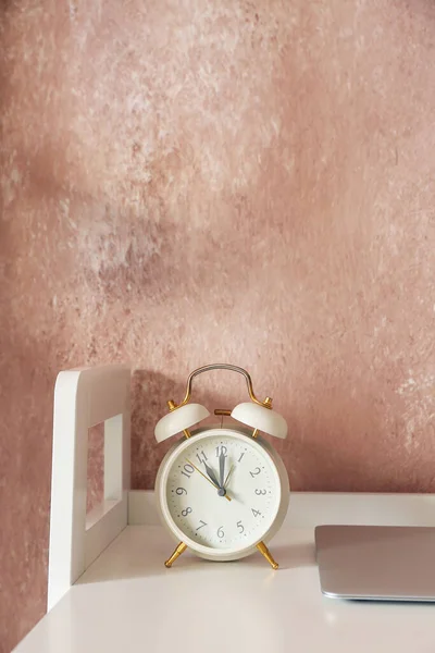 カラーウォール近くのテーブルの目覚まし時計 — ストック写真