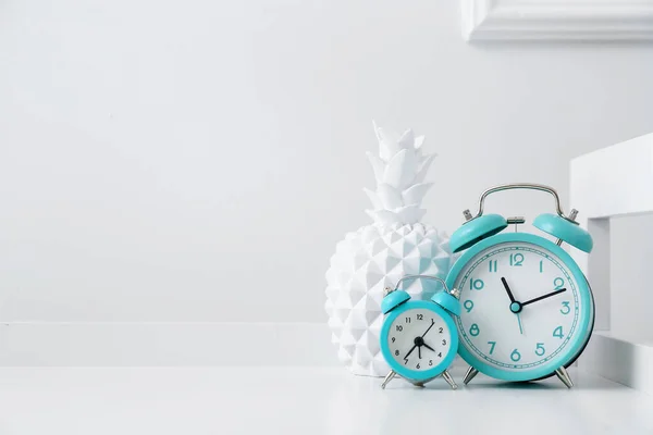 Elegantes Relógios Alarme Decoração Mesa Perto Parede Luz — Fotografia de Stock