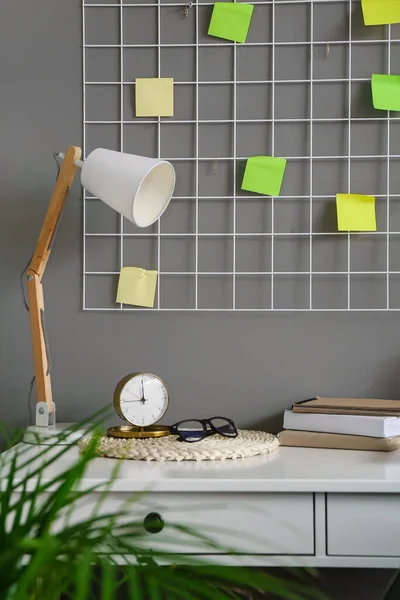 Stilvoller Wecker Mit Brille Und Lampe Auf Dem Tisch Der — Stockfoto