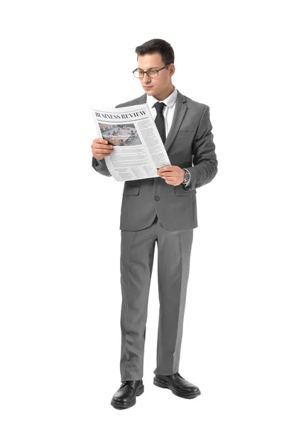 Joven Empresario Leyendo Periódico Sobre Fondo Blanco — Foto de Stock