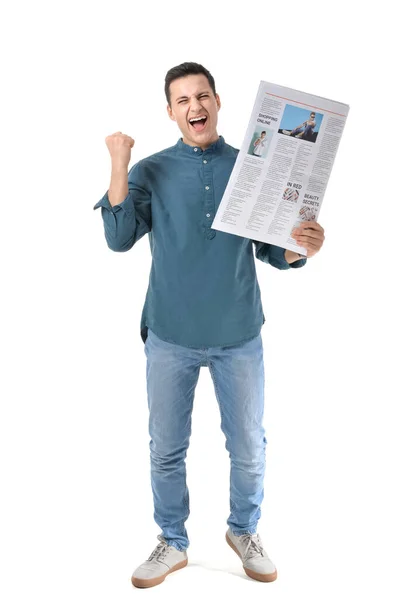 Šťastný Mladý Muž Novinami Bílém Pozadí — Stock fotografie