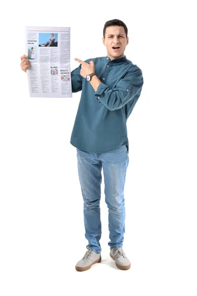 Aufgebrachter Junger Mann Zeigt Auf Zeitung Auf Weißem Hintergrund — Stockfoto