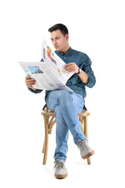 Молодий Чоловік Читає Газету Білому Тлі — стокове фото
