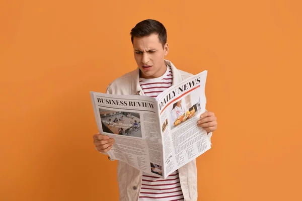 Αναστατωμένος Νεαρός Διαβάζοντας Εφημερίδα Για Φόντο Χρώμα — Φωτογραφία Αρχείου