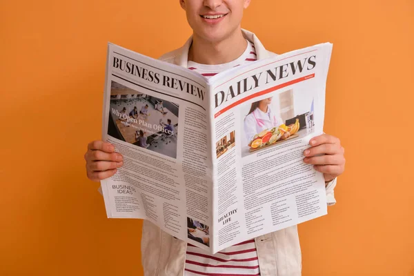 Mladý Muž Čtení Novin Barevném Pozadí — Stock fotografie