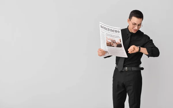 Joven Hombre Negocios Con Periódico Mirando Reloj Pulsera Sobre Fondo — Foto de Stock