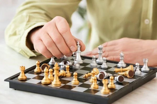 Человек Играет Шахматы Деревянным Столом Крупным Планом — стоковое фото