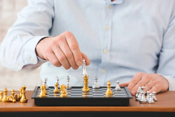 Homem Jogando Xadrez Mesa Madeira — Fotografia de Stock