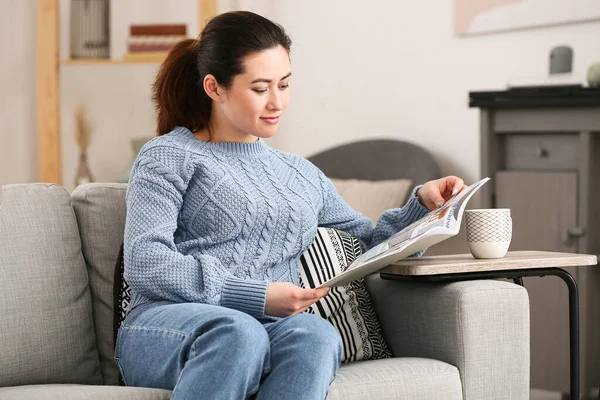 Όμορφη Νεαρή Γυναίκα Διαβάζει Περιοδικό Στο Σπίτι — Φωτογραφία Αρχείου