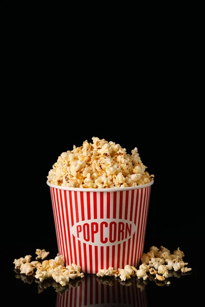 Emmer Met Lekkere Popcorn Donkere Achtergrond — Stockfoto