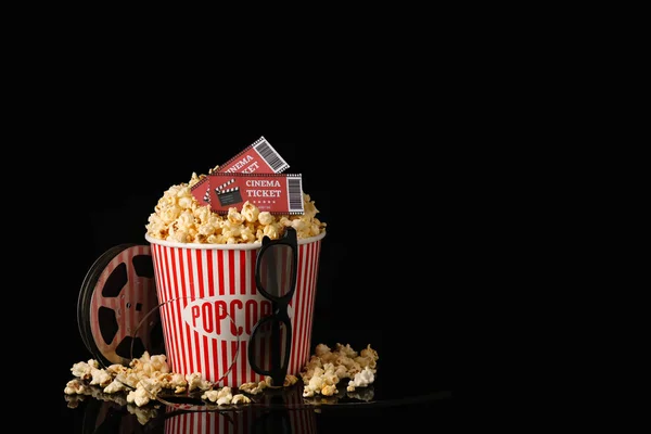 Leckeres Popcorn Mit Filmrolle Tickets Und Brille Auf Dunklem Hintergrund — Stockfoto