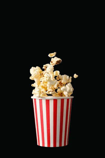 Eimer Mit Leckerem Popcorn Auf Dunklem Hintergrund — Stockfoto