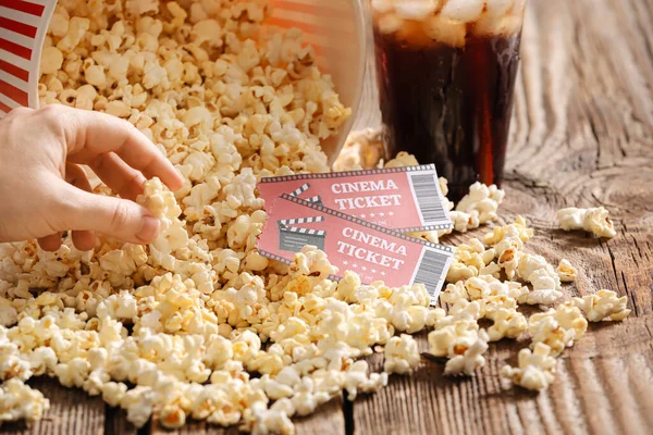 Kvinna Hand Och Välsmakande Popcorn Med Biobiljetter Trä Bakgrund Närbild — Stockfoto