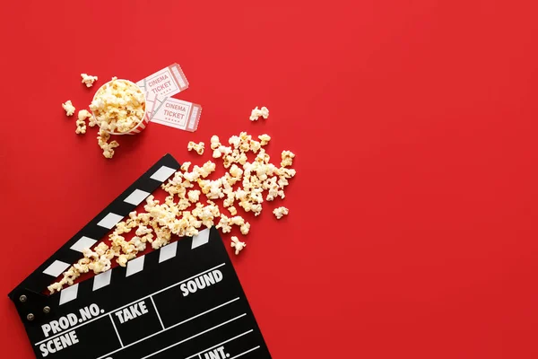 Leckeres Popcorn Mit Kinokarten Und Klemmbrett Auf Farbigem Hintergrund — Stockfoto