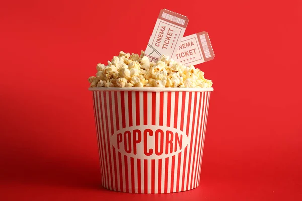 Eimer Mit Leckerem Popcorn Und Kinokarten Auf Farbigem Hintergrund — Stockfoto