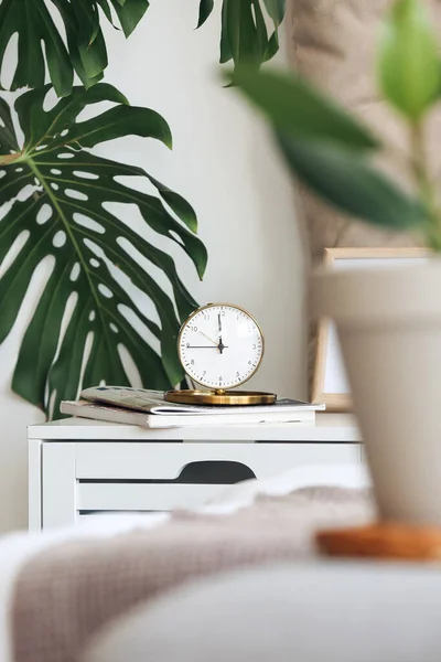 Reloj Despertador Con Revistas Mesa Dormitorio — Foto de Stock