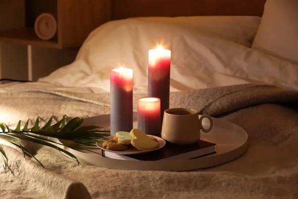 Bandeja Com Velas Acesas Xícara Café Biscoitos Cama Quarto — Fotografia de Stock