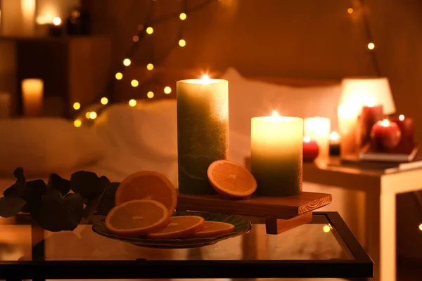 Holzbrett Mit Brennenden Kerzen Und Orangenscheiben Auf Dem Tisch Zimmer — Stockfoto