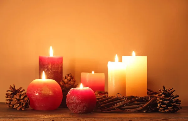 Candele Ardenti Decorazioni Sul Tavolo Vicino Alla Parete Colori — Foto Stock