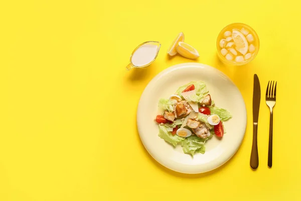 Plaat Van Smakelijke Caesar Salade Kleur Achtergrond — Stockfoto