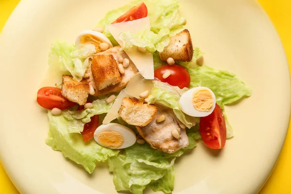 Plate Caesar Salad Color Background Closeup — Stock Photo, Image