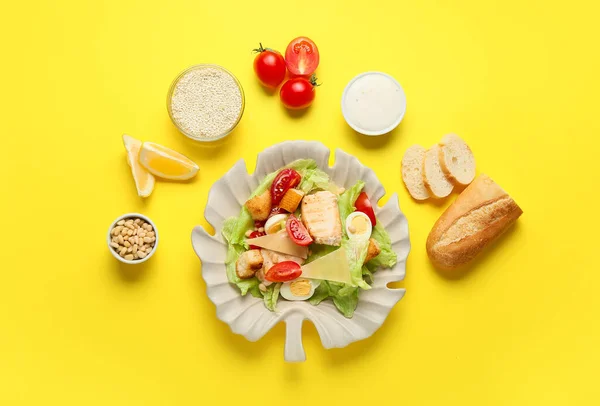 Plaat Van Smakelijke Caesar Salade Ingrediënten Kleur Achtergrond — Stockfoto