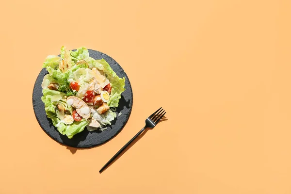 Bord Met Smakelijke Caesar Salade Kleur Achtergrond — Stockfoto