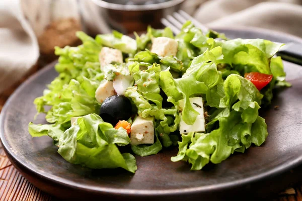 木の背景に新鮮なギリシャのサラダと木製のプレート クローズアップ — ストック写真