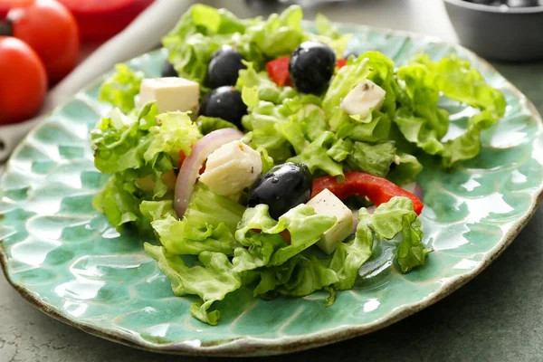 新鮮なギリシャのサラダとプレートを背景に クローズアップ — ストック写真