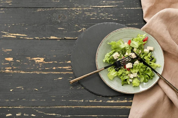 Plaat Met Verse Griekse Salade Donkere Houten Ondergrond — Stockfoto