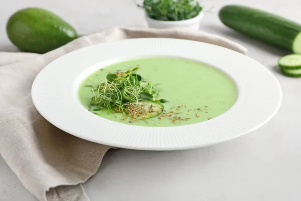 Plaat Met Groene Gazpacho Lichte Ondergrond — Stockfoto