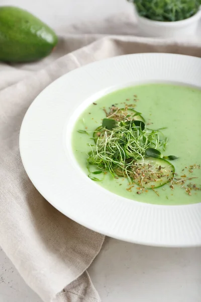 Bord Met Groene Gazpacho Lichte Achtergrond Close — Stockfoto