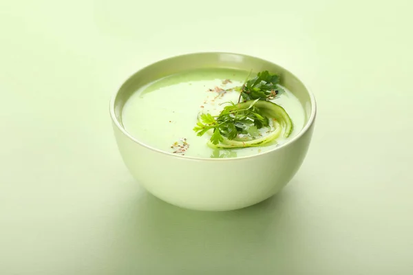 Schaal Met Groene Gazpacho Kleur Achtergrond — Stockfoto