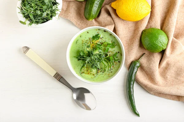 Schaal Met Groene Gazpacho Ingrediënten Lichte Achtergrond — Stockfoto