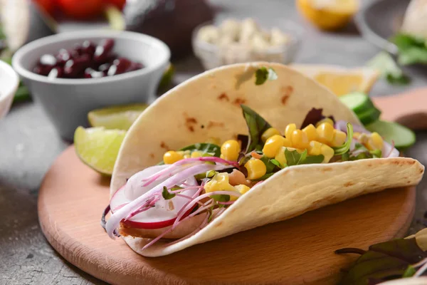 Tabuleiro Com Tacos Saborosos Fundo Grunge Close — Fotografia de Stock