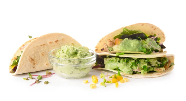 Taco Lezzetli Guacamole Kasede Beyaz Arka Planda — Stok fotoğraf