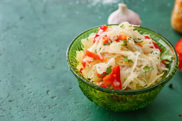 Bowl Ízletes Savanyú Káposzta Színes Háttér — Stock Fotó