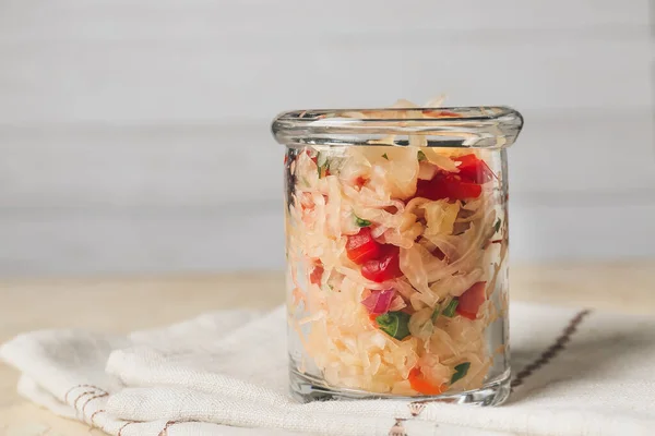 Glasgefäß Mit Leckerem Sauerkraut Auf Dem Tisch — Stockfoto