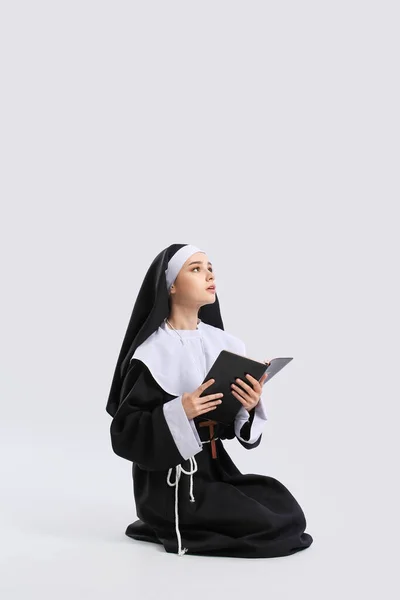 Joven Monja Religiosa Con Biblia Sobre Fondo Claro — Foto de Stock