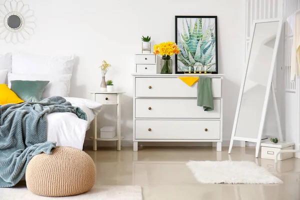 Interieur Van Stijlvolle Slaapkamer Met Prachtige Narcis Bloemen — Stockfoto