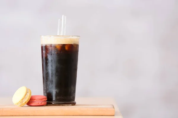 Papan Kayu Dengan Segelas Kopi Lezat Dan Makaroni Atas Meja — Stok Foto