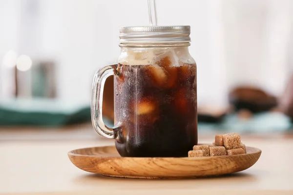 Papan Kayu Dengan Botol Mason Kopi Lezat Atas Meja — Stok Foto