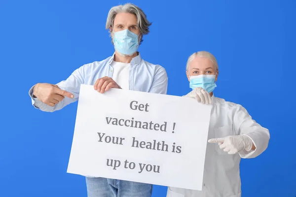 Läkare Och Patient Som Håller Affisch Med Text Get Vaccinated — Stockfoto