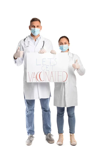 テキスト付きのポスターを保持している医師白地にワクチン接種を取得しましょう — ストック写真