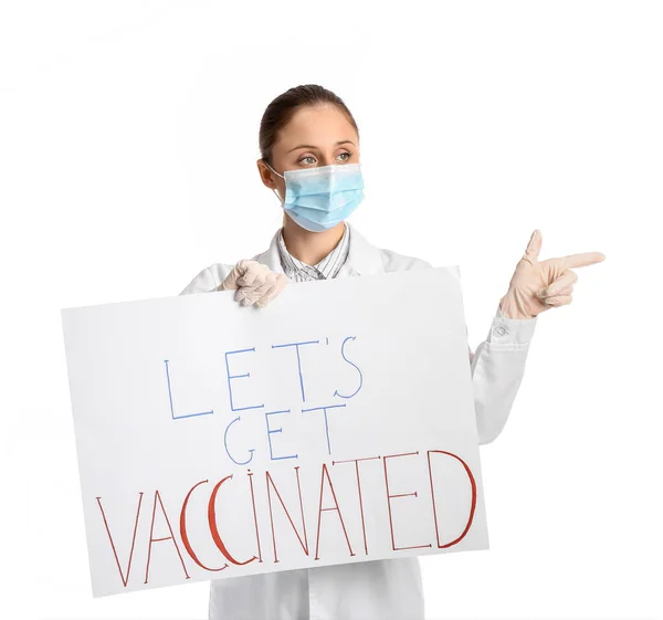 Γυναίκα Γιατρός Κρατώντας Αφίσα Κείμενο Πάρει Vaccinated Λευκό Φόντο — Φωτογραφία Αρχείου