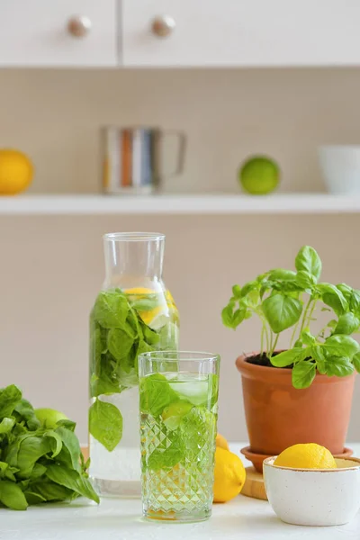 Bicchiere Bottiglia Limonata Con Basilico Sul Tavolo Cucina — Foto Stock