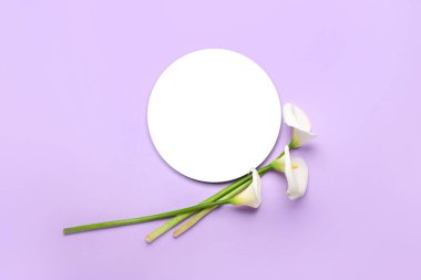 Güzel zambaklar ve arkaplanda boş bir kart