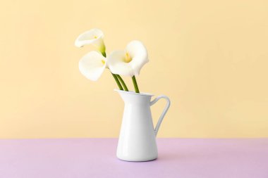 Renkli arkaplanda güzel zambaklar olan vazo