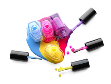 Beyaz arka planda farklı tırnak cilası