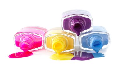 Beyaz arka planda farklı tırnak cilası